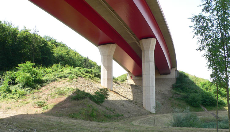 Autobahnbrücke mit Euroleon